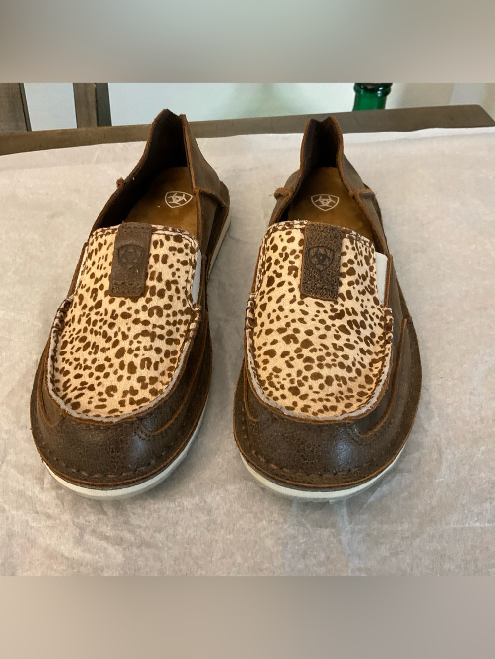 ARIAT WOMEN'S 10046978 Cruiser Size 8.5 VINTAGE BOMBER/ CHEETAH HAIR ON TOP